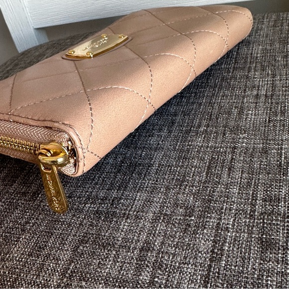 Michael Kors EUC Quilted soft leather full zip wallet tan beige nude - Picture 11 of 17